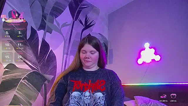 Snapshot of RubyValen chatting on 04-14-26, 01:32 RubyValen online show from 04-14-26, 01:32