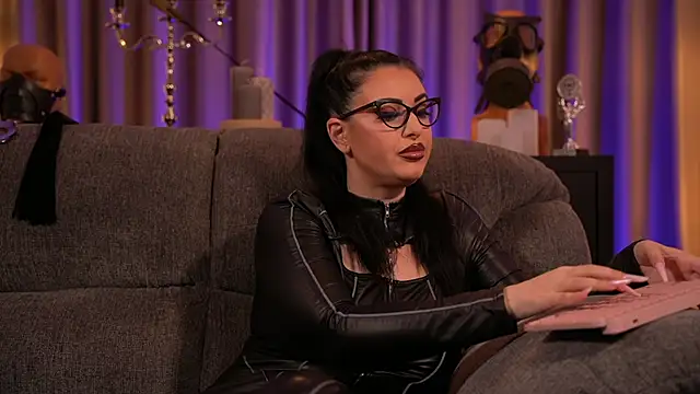 Snapshot of kelly_kent chatting on 03-17-25, 12:10 kelly kent online show from 03-17-25, 12:10