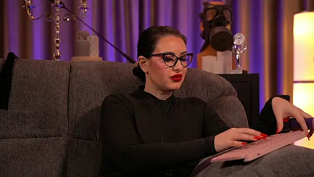 Snapshot of kelly_kent chatting on 02-04-25, 01:56 kelly kent online show from 02-04-25, 01:56