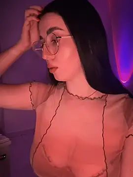 Snapshot of Emylia chatting on 02-14-25, 11:53 Emylia online show from 02-14-25, 11:53