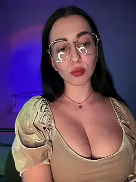 Snapshot of Emylia chatting on 11-11-25, 06:47 Emylia online show from 11-11-25, 06:47