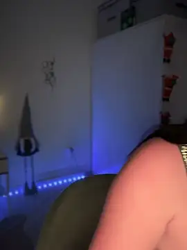 Snapshot of Emylia chatting on 12-17-24, 10:11 Emylia online show from 12-17-24, 10:11