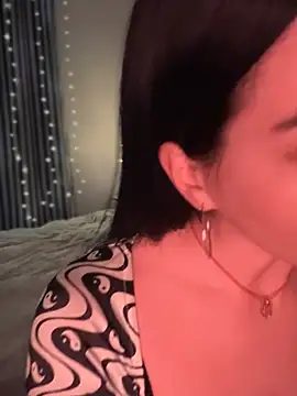 Snapshot of Emylia chatting on 01-02-25, 11:06 Emylia online show from 01-02-25, 11:06