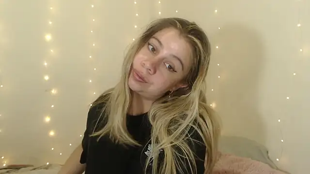 Snapshot of SweetSofty chatting on 10-18-25, 09:17 SweetSofty online show from 10-18-25, 09:17