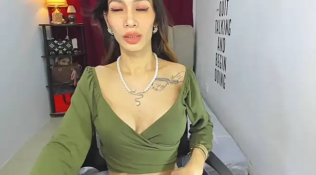 Snapshot of Trixie_Mattel21 chatting on 03-05-25, 09:48 Trixie Mattel21 online show from 03-05-25, 09:48