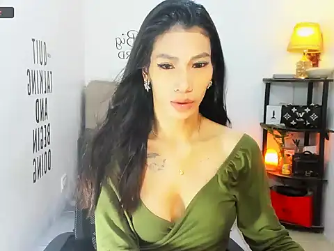 Trixie Mattel21 online show from 04-12-26, 11:41