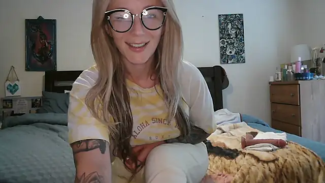 Heyitsmee33 online show from 07-08-26, 09:15
