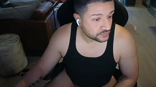 HungandThickLatin online show from 12-15-25, 04:13