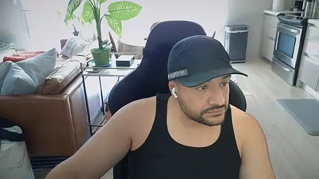 HungandThickLatin online show from 11-25-25, 10:21