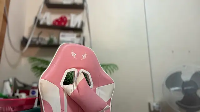 ehotlovea  online show from 10-27-25, 06:58