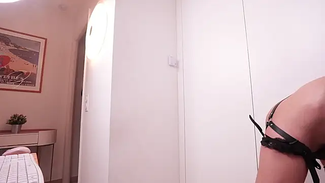 Bella Twine online show from 01-09-25, 11:24