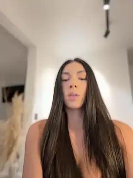 Snapshot of EllaSanz_ chatting on 10-22-25, 09:13 EllaSanz online show from 10-22-25, 09:13