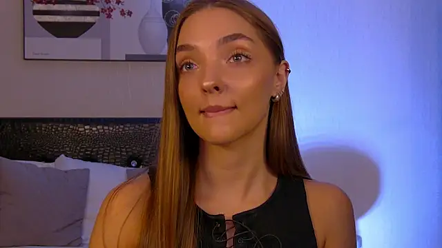 VirginieCruz online show from 11-18-25, 07:17