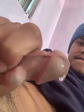 Snapshot of Hullax chatting on 12-17-25, 05:01 Hullax online show from 12-17-25, 05:01