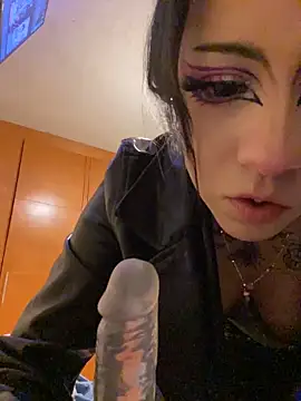Snapshot of Lucygothic chatting on 10-10-25, 11:22 Lucygothic online show from 10-10-25, 11:22