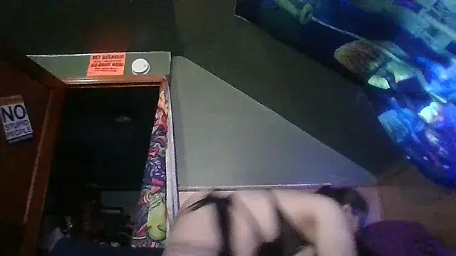 Snapshot of sluttypumpkin420 chatting on 03-10-25, 12:28 sluttypumpkin420 online show from 03-10-25, 12:28