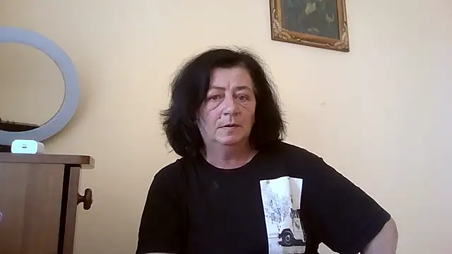 Snapshot of GypsiQueen2 chatting on 06-21-26, 01:28 GypsiQueen2 online show from 06-21-26, 01:28