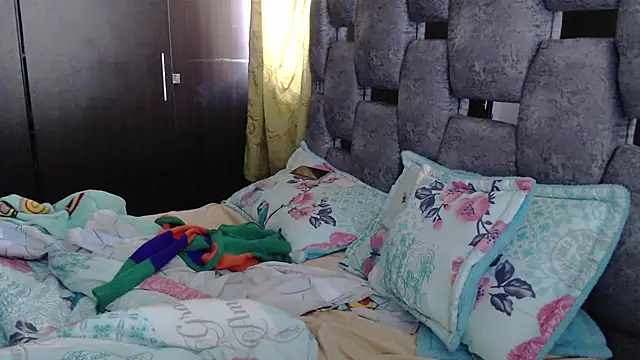 Snapshot of sara_hott_1 chatting on 07-13-26, 01:43 sara hott 1 online show from 07-13-26, 01:43
