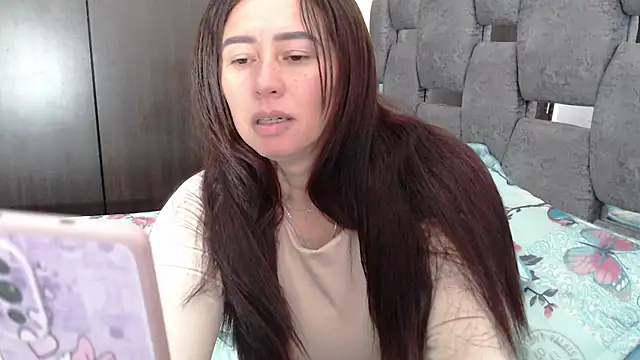 Snapshot of sara_hott_1 chatting on 07-09-26, 03:33 sara hott 1 online show from 07-09-26, 03:33