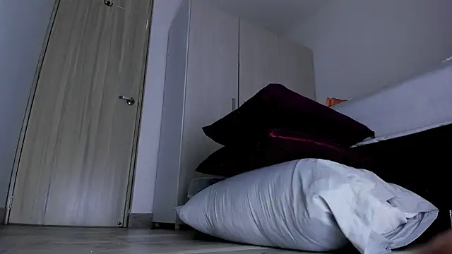 Skarleth69 online show from 11-11-25, 01:11