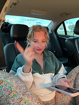 Snapshot of MileySummer chatting on 12-21-24, 02:37 MileySummer online show from 12-21-24, 02:37