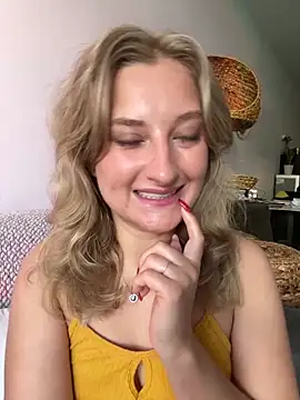 Snapshot of MileySummer chatting on 12-19-24, 11:18 MileySummer online show from 12-19-24, 11:18