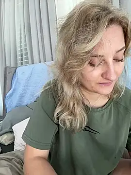 Snapshot of MileySummer chatting on 01-18-25, 08:52 MileySummer online show from 01-18-25, 08:52