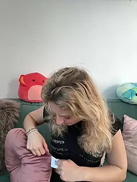 Snapshot of MileySummer chatting on 03-01-25, 09:18 MileySummer online show from 03-01-25, 09:18