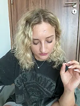 Snapshot of MileySummer chatting on 09-17-25, 08:05 MileySummer online show from 09-17-25, 08:05