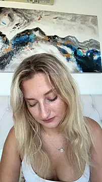 Snapshot of MileySummer chatting on 09-28-25, 09:16 MileySummer online show from 09-28-25, 09:16