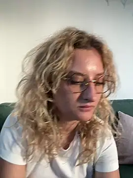 Snapshot of MileySummer chatting on 03-18-25, 03:22 MileySummer online show from 03-18-25, 03:22