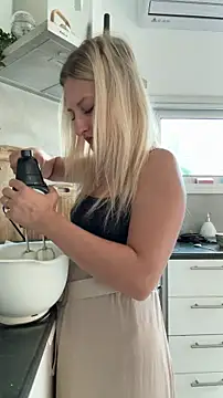 Snapshot of MileySummer chatting on 10-07-25, 09:54 MileySummer online show from 10-07-25, 09:54