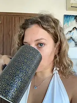 Snapshot of MileySummer chatting on 10-27-25, 09:32 MileySummer online show from 10-27-25, 09:32