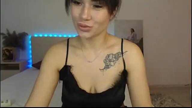 Snapshot of RoxannePure chatting on 10-13-25, 04:47 RoxannePure online show from 10-13-25, 04:47