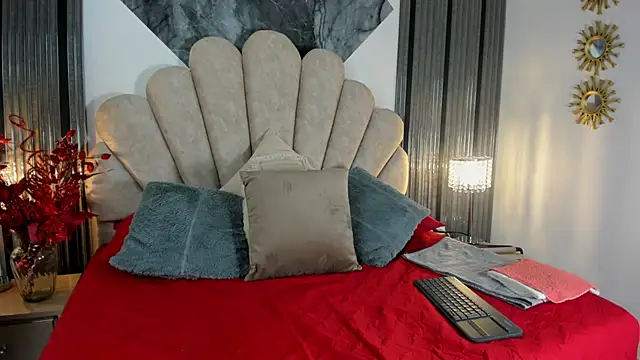 Snapshot of Naughty__Mom chatting on 01-13-26, 02:32 Naughty Mom online show from 01-13-26, 02:32