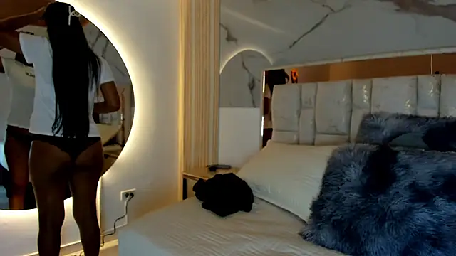 Snapshot of Naughty__Mom chatting on 06-19-26, 01:06 Naughty Mom online show from 06-19-26, 01:06