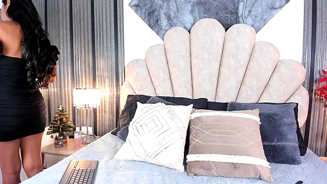 Snapshot of Naughty__Mom chatting on 12-16-25, 12:09 Naughty Mom online show from 12-16-25, 12:09