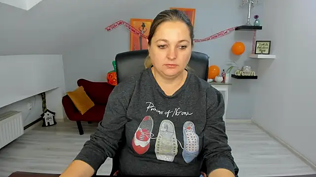 LollaGirl online show from 10-31-25, 04:20