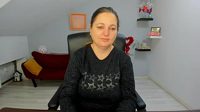 LollaGirl online show from 02-11-26, 04:23