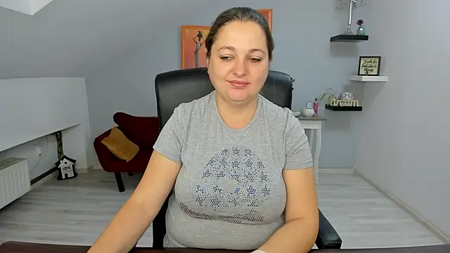 LollaGirl online show from 10-27-25, 04:24