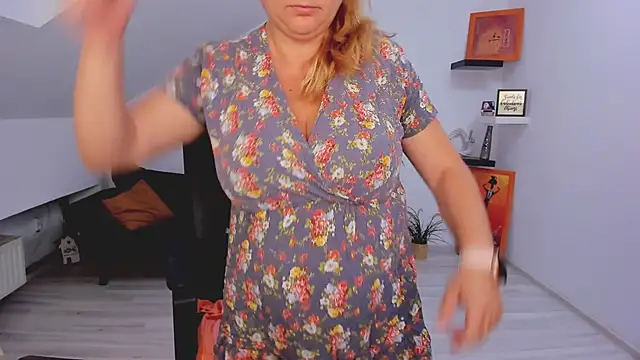 LollaGirl online show from 06-18-26, 03:38