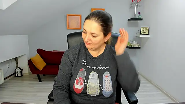 LollaGirl online show from 01-19-26, 04:27