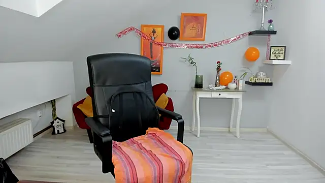 LollaGirl online show from 10-29-25, 04:22