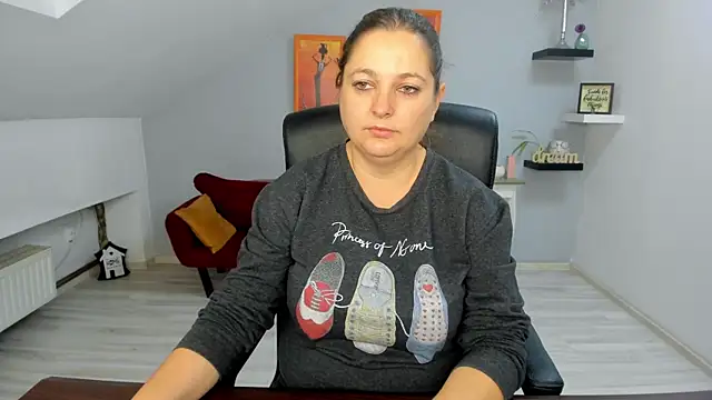 LollaGirl online show from 11-14-25, 04:16