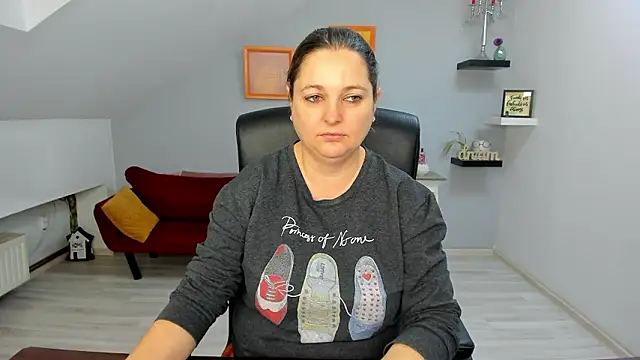 LollaGirl online show from 02-03-26, 04:10