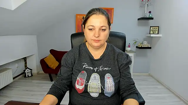 LollaGirl online show from 11-20-25, 04:13