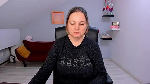 LollaGirl online show from 02-13-26, 04:23