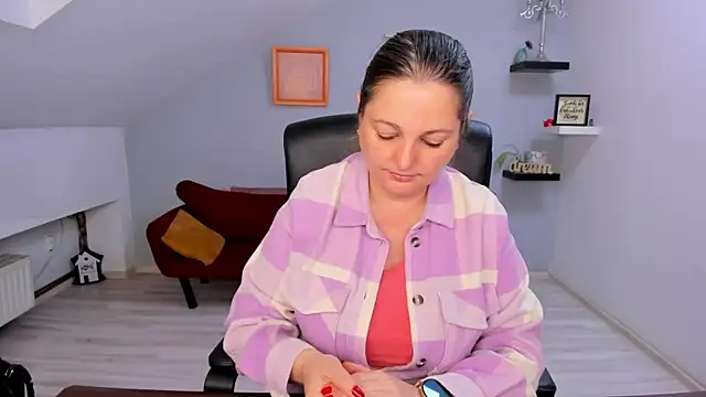 LollaGirl online show from 04-08-26, 03:08