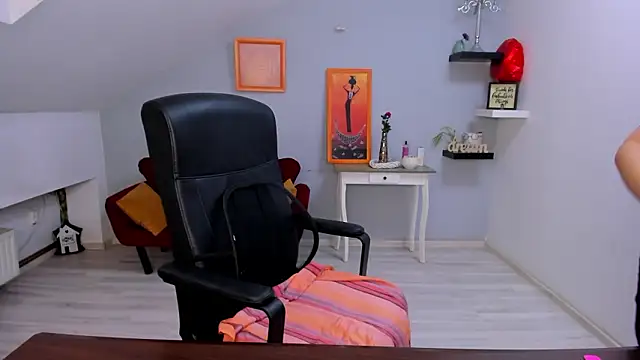 LollaGirl online show from 03-10-26, 04:05