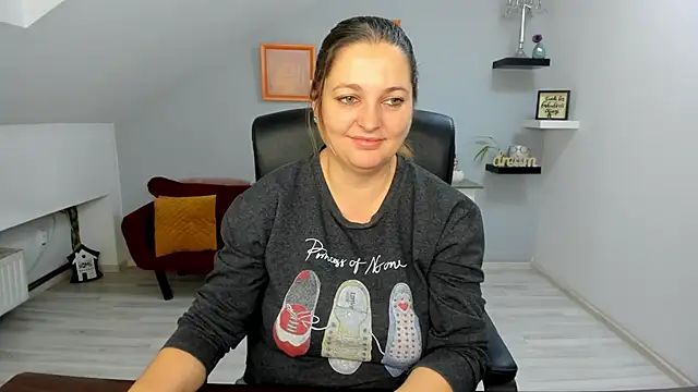 LollaGirl online show from 11-30-25, 03:51